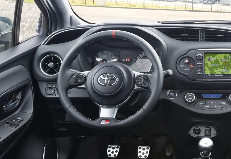Панель приборов Toyota Yaris GRMN 2017 года  (фото 33 из 51)